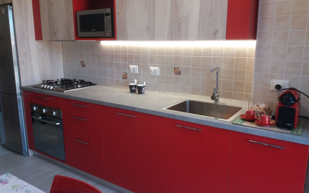 Cucina su misura in rosso e rovere