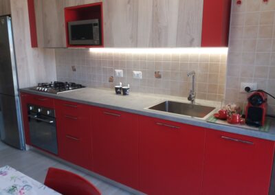 Cucina su misura in rosso e rovere