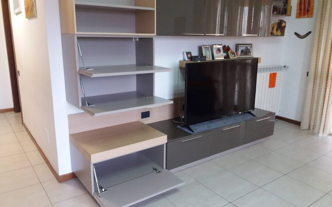 Libreria su misura: funzionalità e design per il living moderno