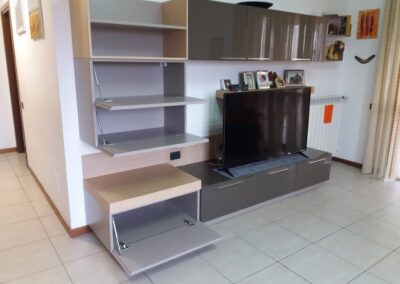 Libreria su misura: funzionalità e design per il living moderno