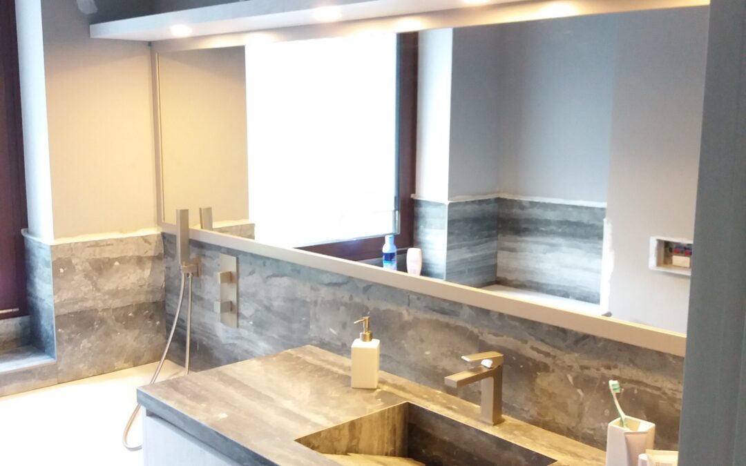 Arredo bagno su misura in noce e marmo Calacatta