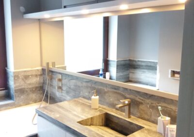 Arredo bagno su misura in noce e marmo Calacatta