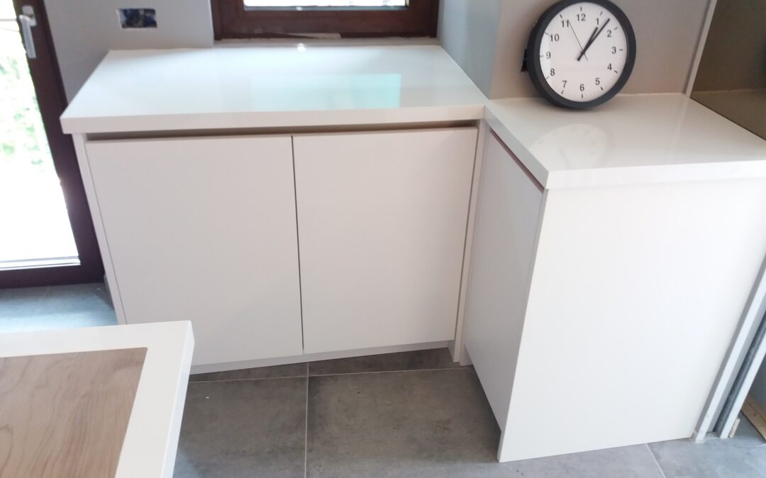 Cucina su misura in laccato bianco con inserti in legno naturale