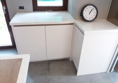 Cucina su misura in laccato bianco con inserti in legno naturale