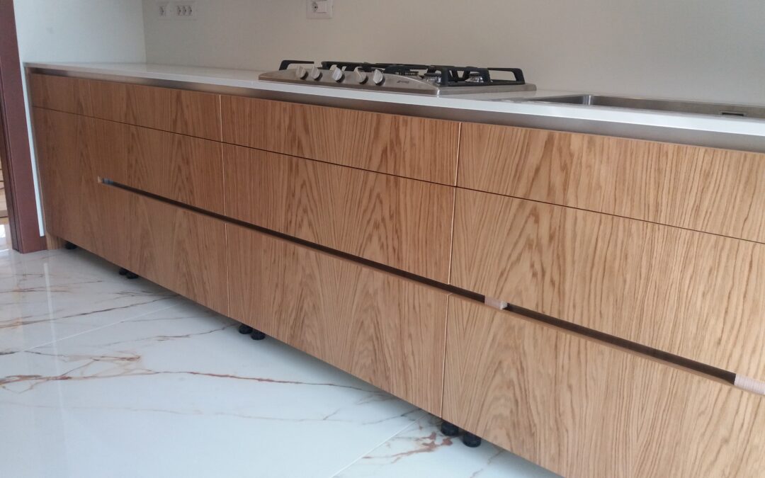 Cucina su misura in rovere e bianco opaco