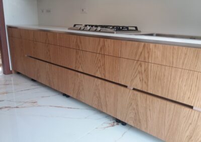 Cucina su misura in rovere e bianco opaco