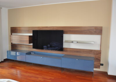 Parete soggiorno moderna in noce e laccato lucido