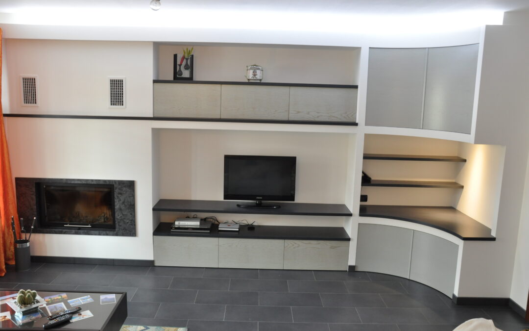 Parete attrezzata eseguita in falegnameria e montata dal cliente su misura