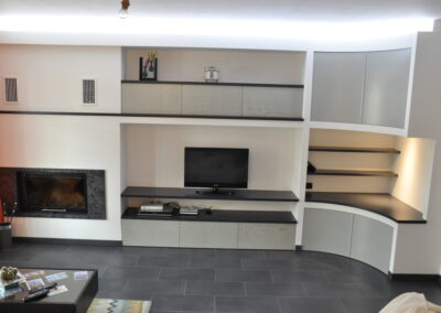 Parete attrezzata eseguita in falegnameria e montata dal cliente su misura