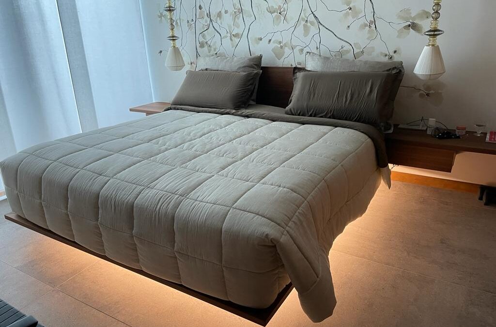 Letto sospeso in legno con illuminazione integrata