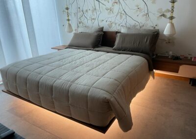 Letto sospeso in legno con illuminazione integrata