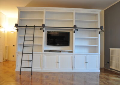 libreria su misura in legno laccato bianco