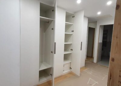 Armadio a muro su misura con ante complanari in corridoio