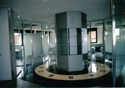 Vetrina espositiva centrale su misura