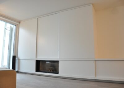 Parete Attrezzata Minimale con Camino Integrato